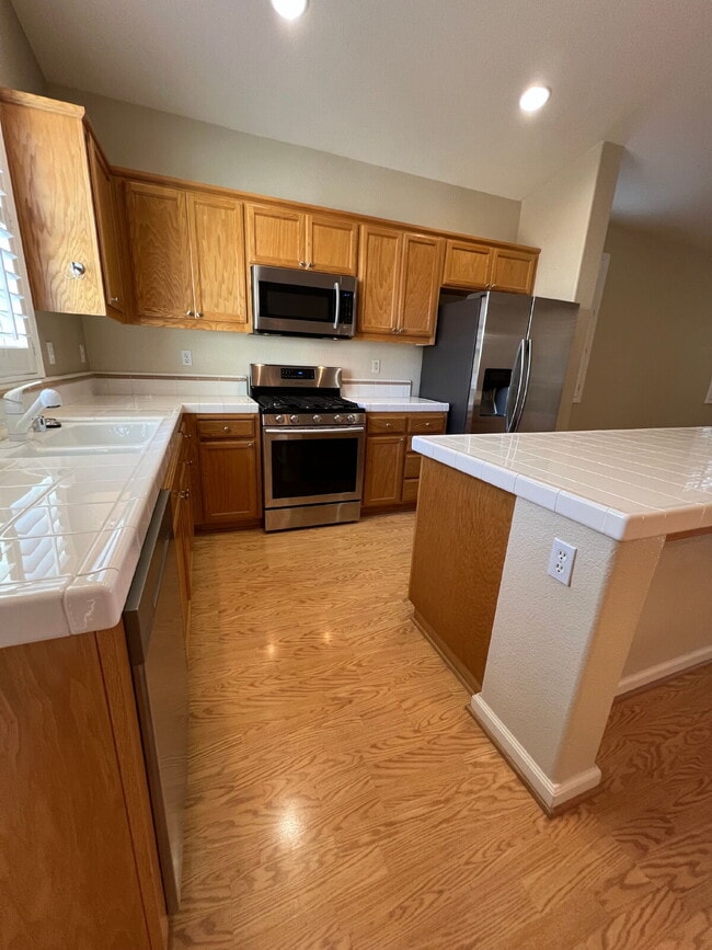 Building Photo - Tracy: $2839 3 bedroom 2 bath single story...