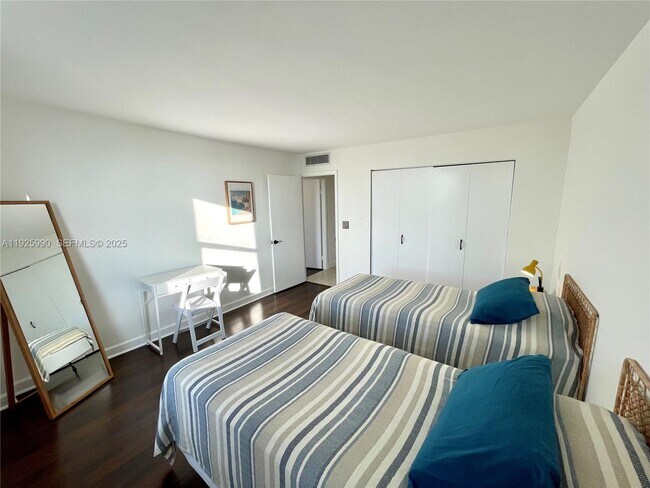 Building Photo - 10101 E Bay Harbor Dr