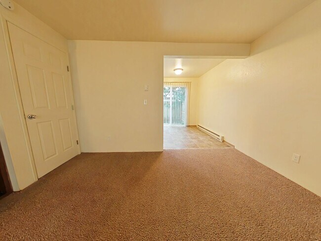 Building Photo - 2 Bedroom Apartment ~ Close to 9th Street ...