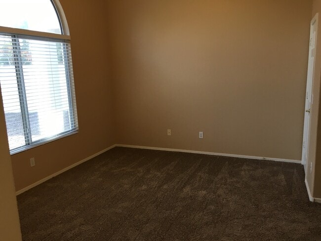 Building Photo - **GORGEOUS 3br/2ba/2garage HOUSE (GREENFIE...