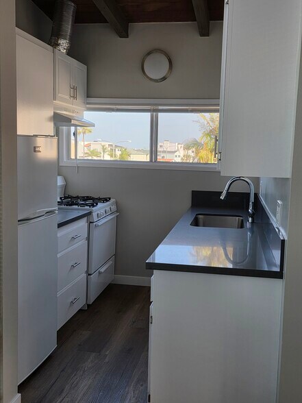 Building Photo - 2026 Hermosa Ave