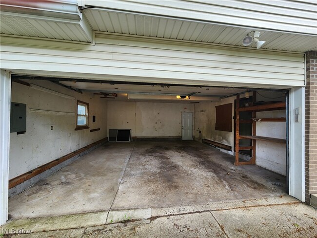 Building Photo - 3032 Englewood Dr