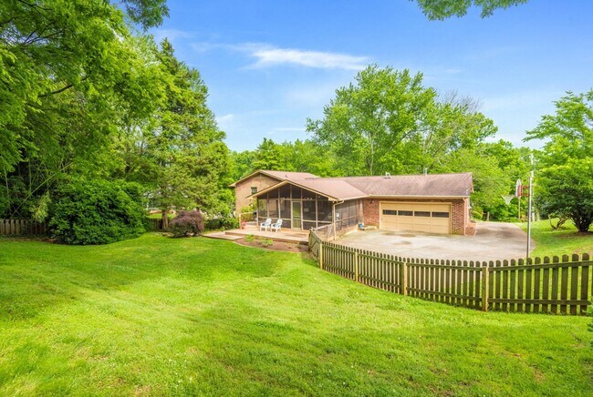 Building Photo - 4BR/ 3BA in West Hills + TWO 2-car garages, screened patio, fenced backyard