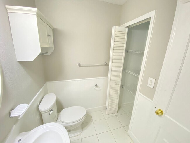 Building Photo - 3/2 single family home minutes from Lake E...