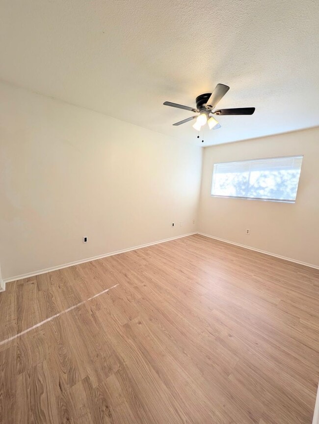 Building Photo - CUTE TOWNHOME AVAILABLE NOW NEAR DOWNTOWN ...