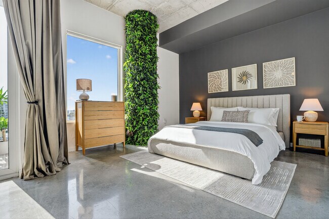 Building Photo - 10 SW South River Dr