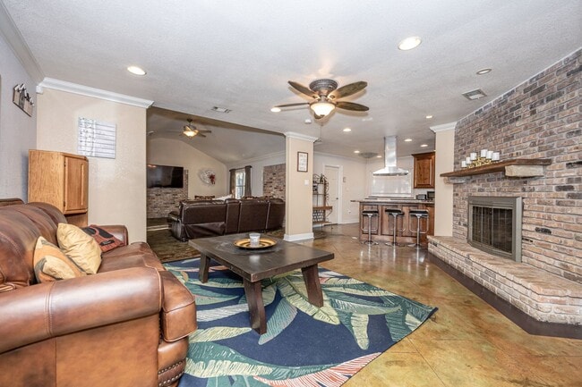 Building Photo - 3 Bedroom 2 Bath Back Bay Luxury Rental Home