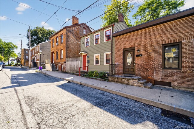 Building Photo - 17 E Parmenter St