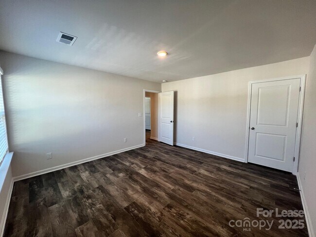 Building Photo - 7868 Whispering Strm Dr