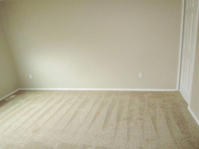 Building Photo - Spacious 3-Bedroom 1.5 bath Home with Fenced Yard & Garage – Ready for You!