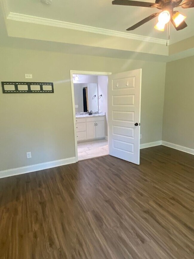 Building Photo - Quiet Living and close to the Back Gate