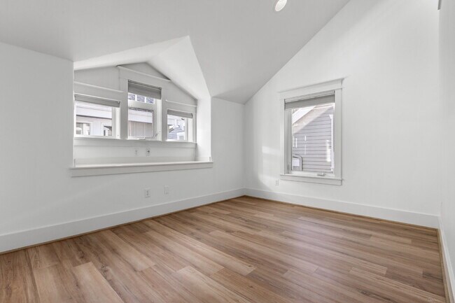 Building Photo - Stunning Capitol Hill Townhome in Prime Seattle Location – 3BR / 3BA Available June 7