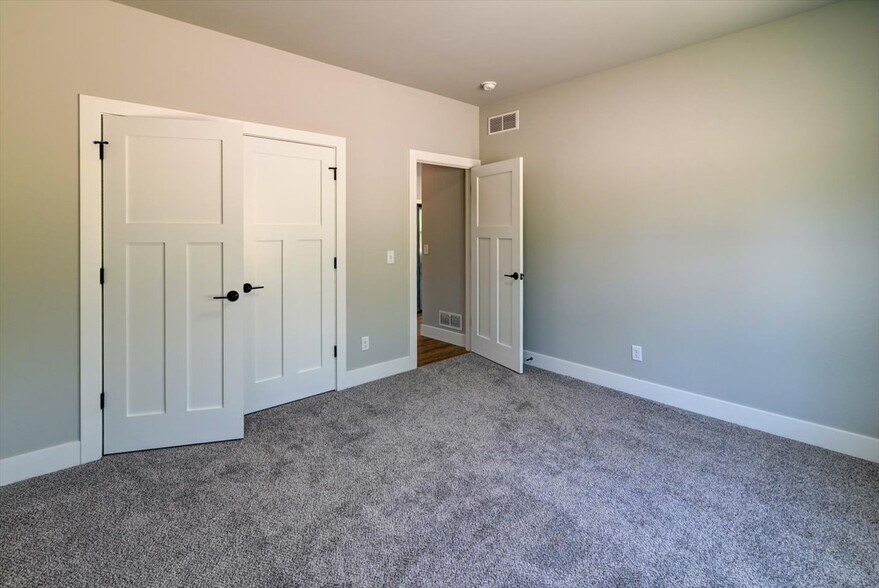 Building Photo - 2940 Blue Grass Dr
