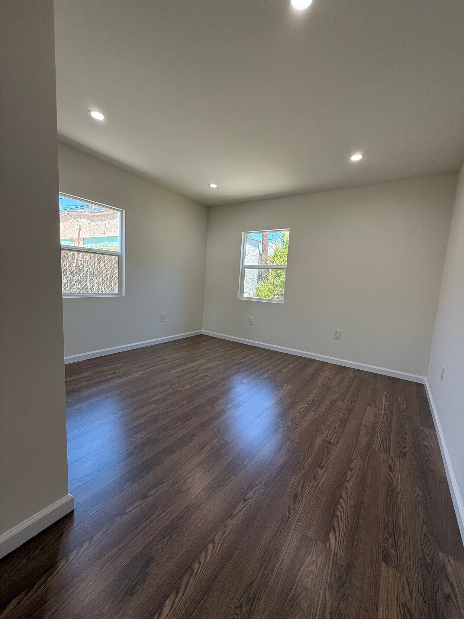 Building Photo - 762 1/2 N Ridgewood Pl