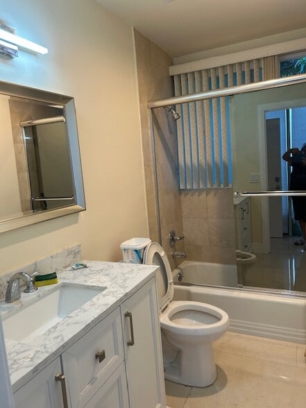 2nd bathroom bathtub - 15737 Sutton St