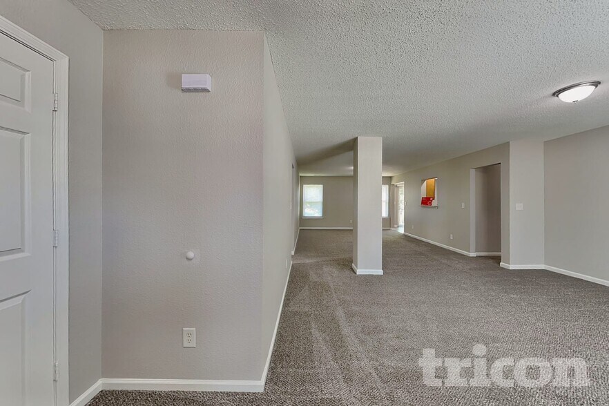 Building Photo - 2880 Lakestream Dr