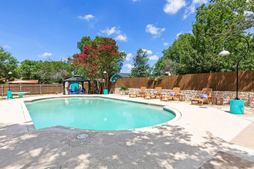 Building Photo - 908 Green Meadow Dr