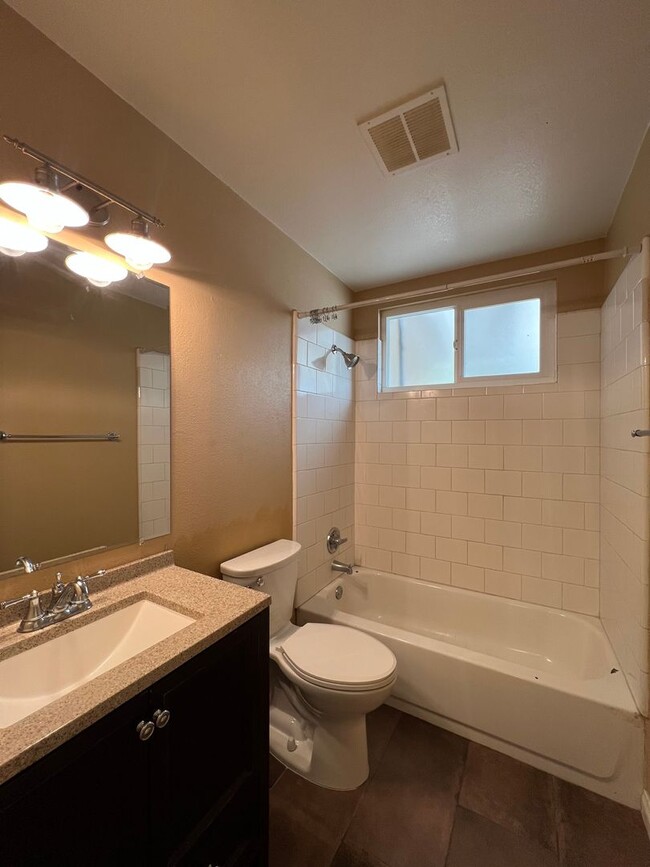 Building Photo - Beautifully remodeled 2 Bedroom 2 Bathroom...