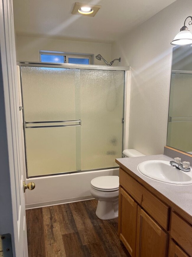 Building Photo - Lovely 3 bedroom, 2.5 bath home with laundry, near schools