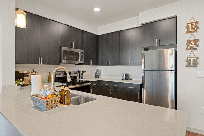 Building Photo - 711 W Broadway Rd