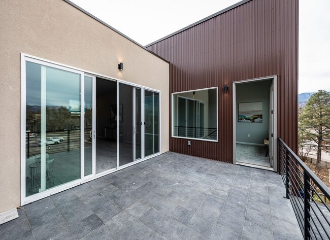 Building Photo - Luxury Executive Westside Townhouse with E...