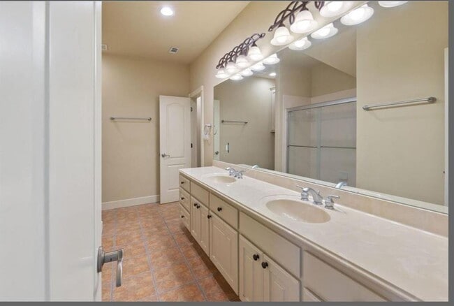 Building Photo - 1400 Camelback