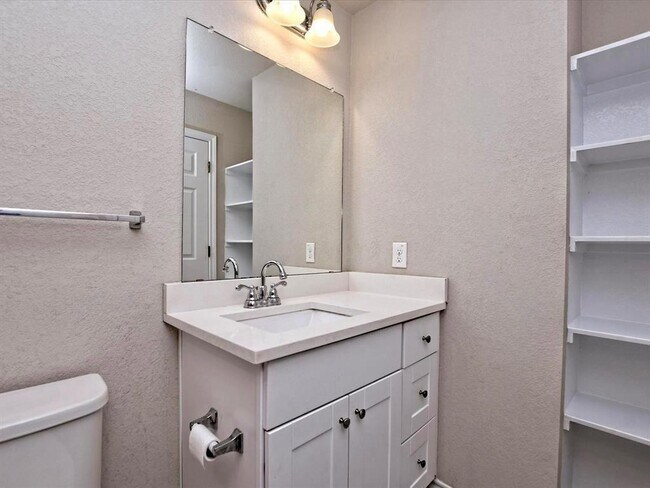 Building Photo - 128 Flexus Ln