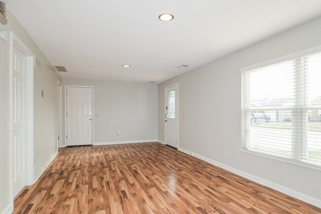 Building Photo - 2513 Weymouth Dr