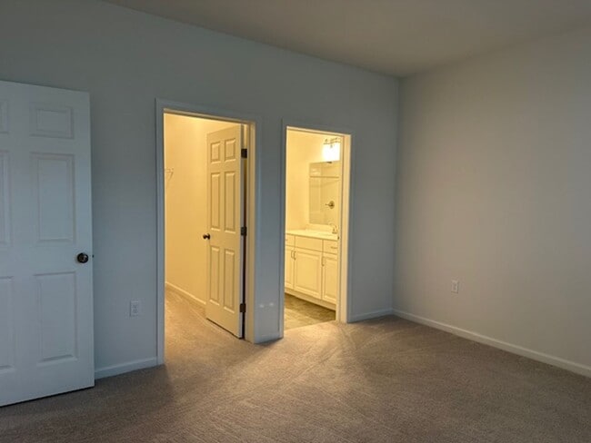 Building Photo - 7884 Oakbrook Dr