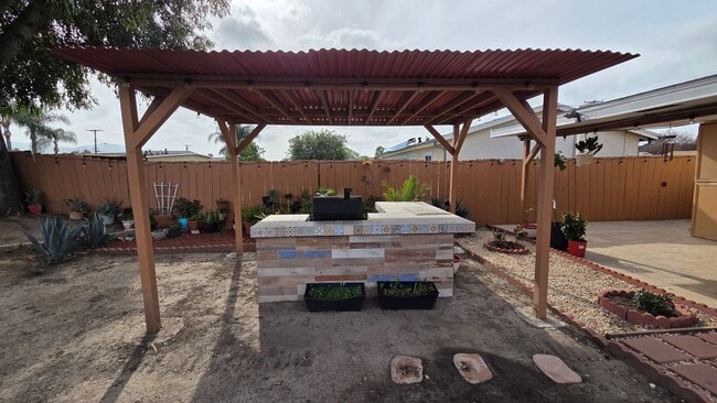 Building Photo - Spacious 3 bed 1 bath with a large backyard!