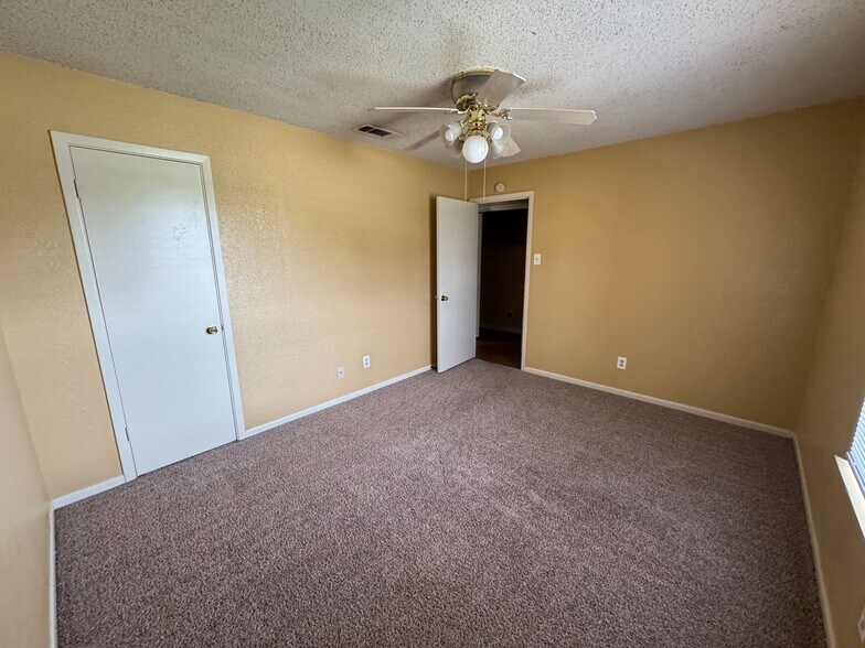 Building Photo - 2208 Hunt Dr