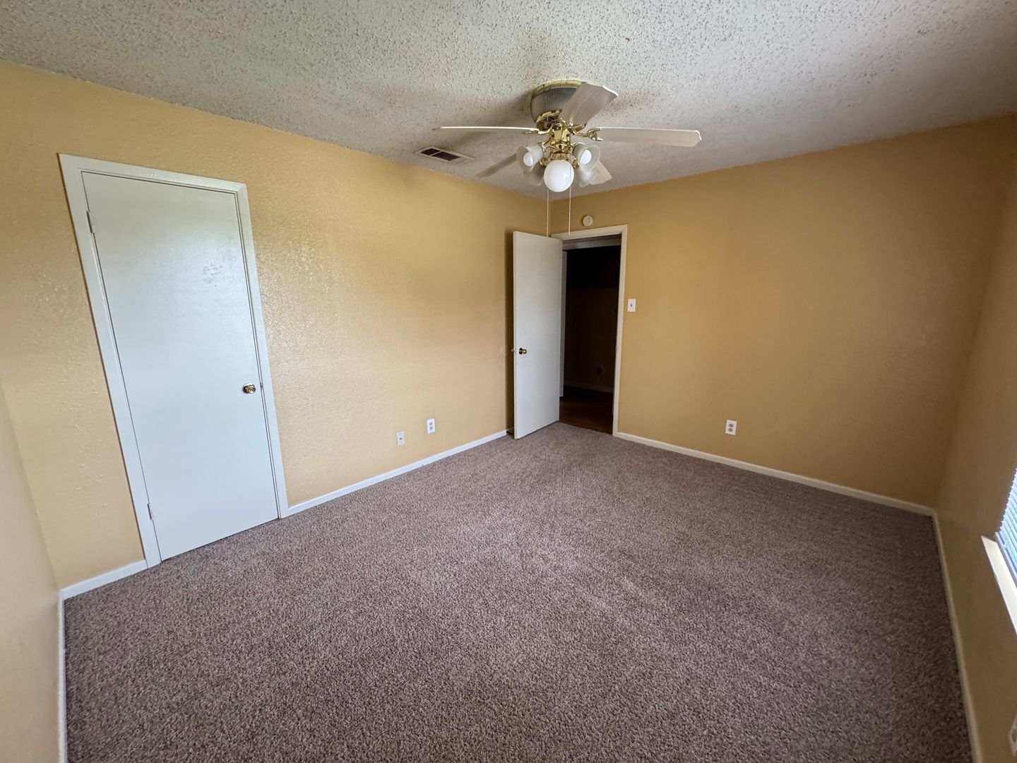 Building Photo - 2208 Hunt Dr