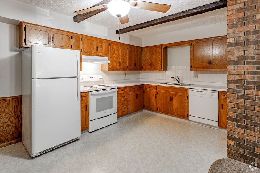 2BR, 1BA - 900SF - Kitchen - Oak Hill Estates