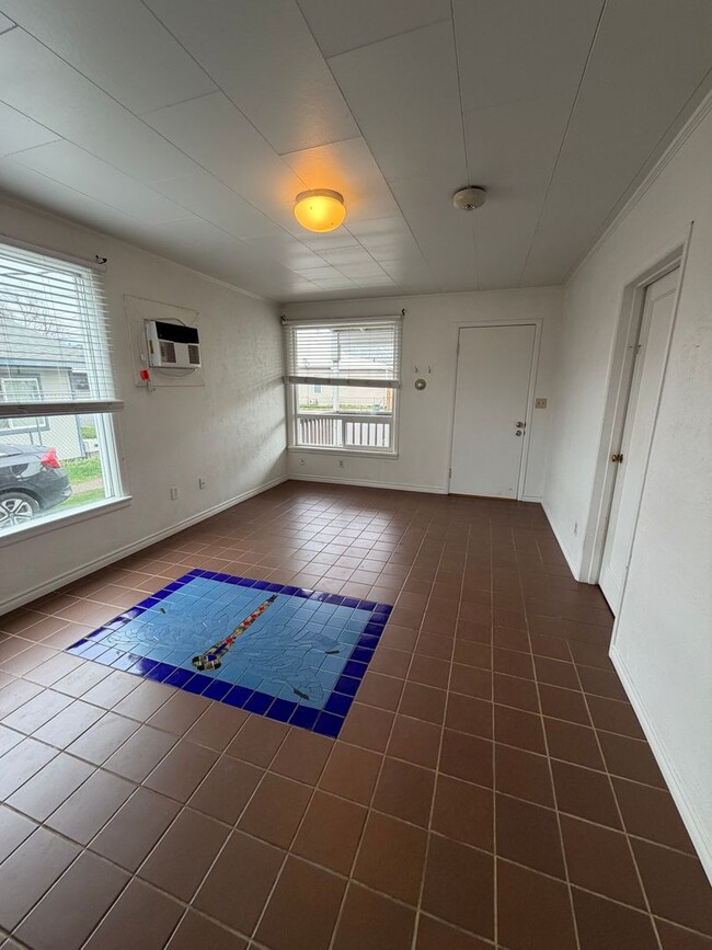 Building Photo - 2 bedroom, 2 bathroom house.