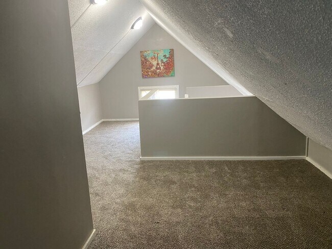 Building Photo - Very attractive 2BR 1/2 duplex