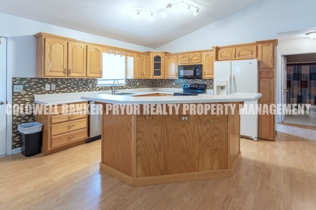 Building Photo - 295 Sky Dr