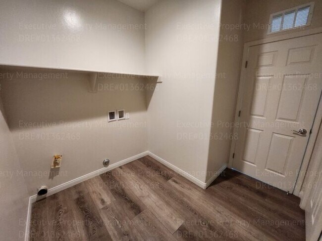 Building Photo - 3 bedroom/ 2 bathroom home located in a cu...