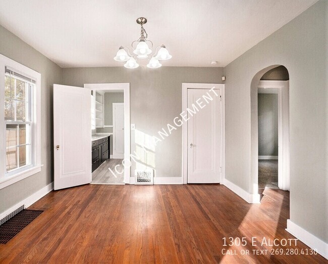 Building Photo - 1305 E Alcott-