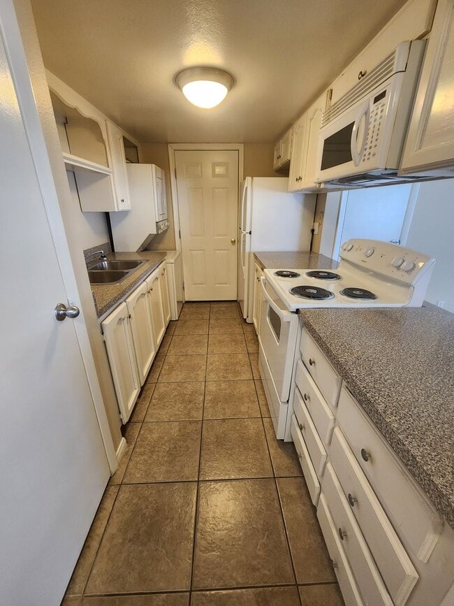 Building Photo - 2 BED, 1 BATH TOWNHOUSE CLOSE TO UNLV!!!!