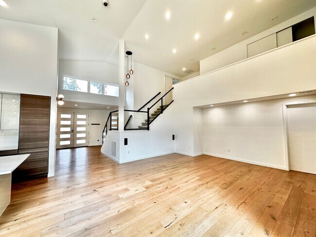 Building Photo - 6 BR / 4 BA – 4,100 SQ FT with Patio, Full Outdoor Grill, and Hot Tub