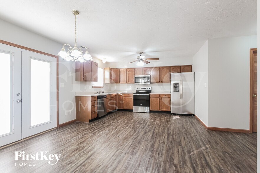 Building Photo - 1117 Central Park Blvd N