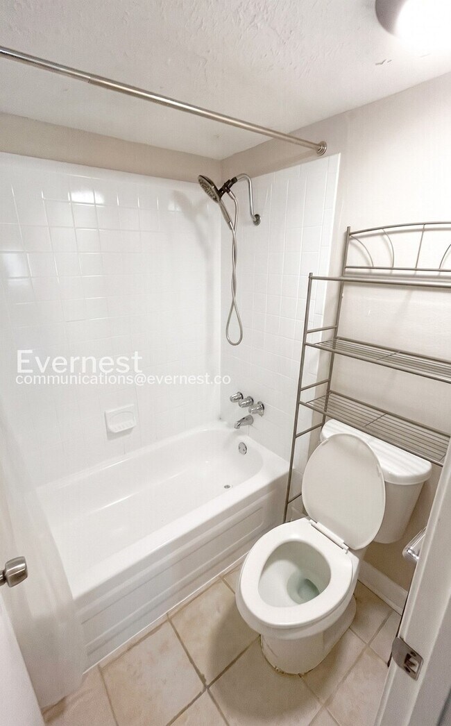 Building Photo - 1 Bed/1 Bath Condo with Modern Amenities / Pet-Friendly / Available Soon!