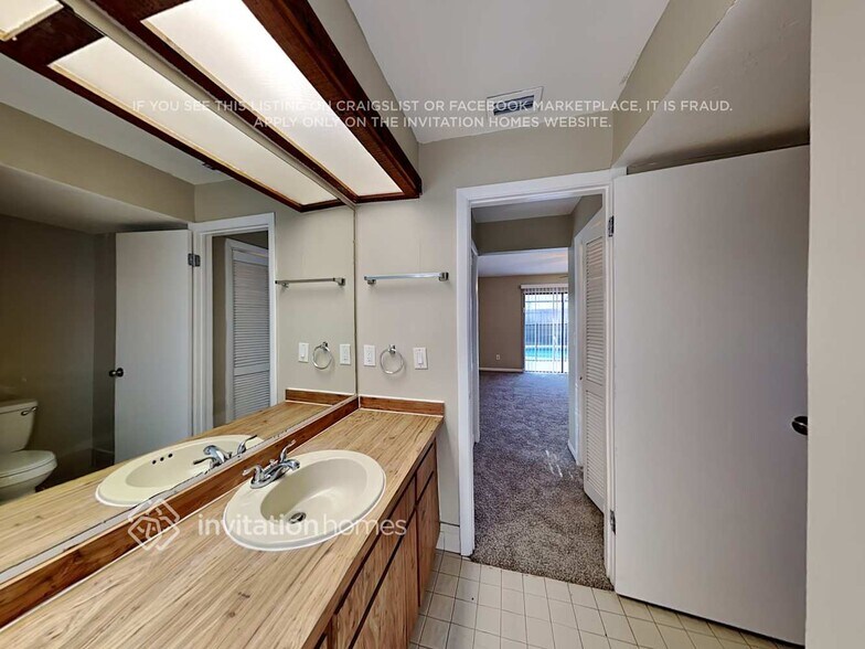 Building Photo - 4444 Summer Oak Dr