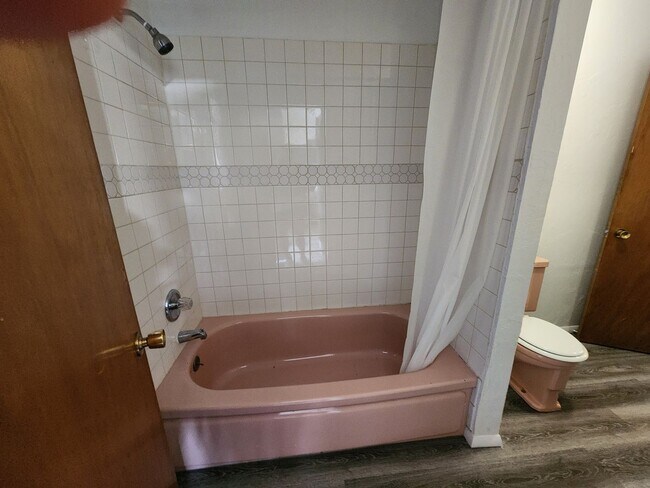 Building Photo - 221 - Steelhead Ave Duplex