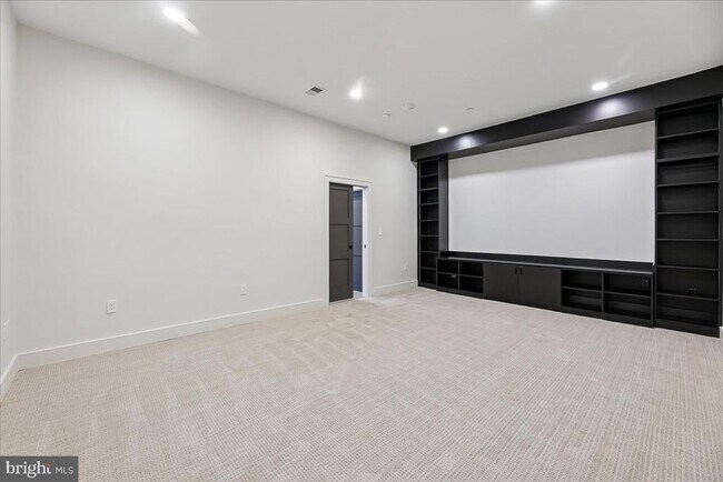 Building Photo - 4428 Albemarle St NW