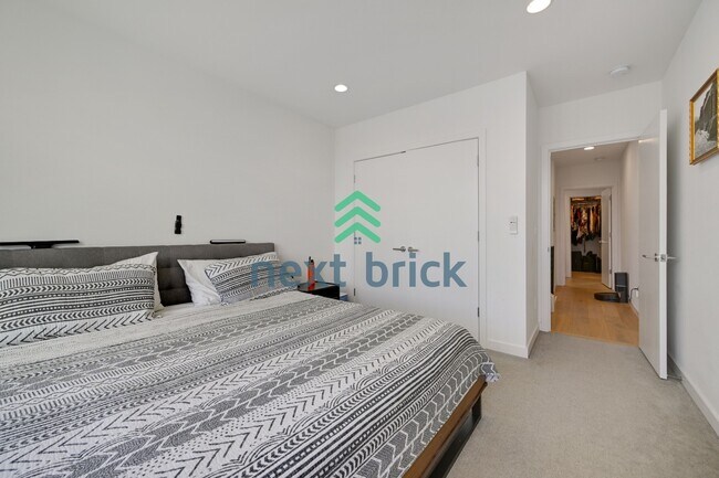 Building Photo - Spacious 3-Bedroom Townhouse in Seattle's Vibrant Heart – 2 Full Baths & 1508 Sq Ft of Comfort!