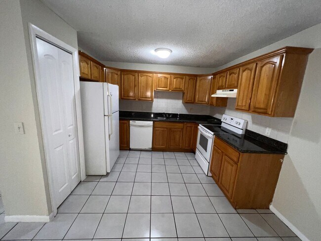Building Photo - Excellent 4 Bedroom in Coral Springs