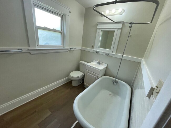 Building Photo - Section 8 Accepted! Spacious Newly Renovat...
