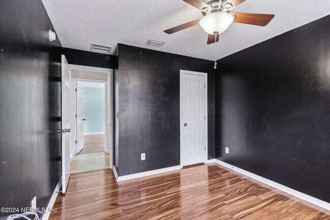 Building Photo - 14018 Fish Eagle Dr E