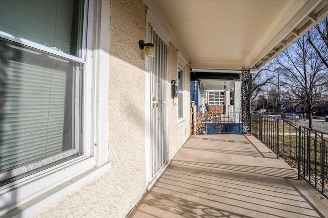 Building Photo - 806 Monroe Ave